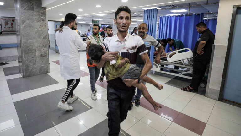 Skadade barn förs till al Shifa-sjukhuset i Gaza veckorna efter 7 oktober 2023. Sjukhuset har sedan bombats till ruiner av Israel.